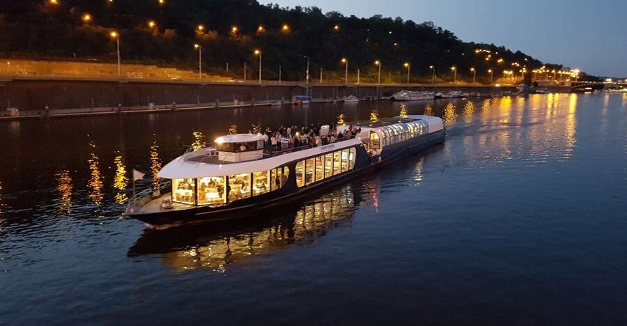 Prague: City Tour and Dinner Cruise with Hotel Pickup - Food, Live Music, and Service: What’s Included and What to Watch For