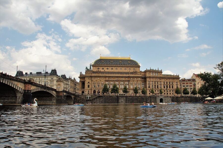 Prague Complete Tour in Spanish & Lunch, Tickets - Jewish Quarter streets and UNESCO-listed context