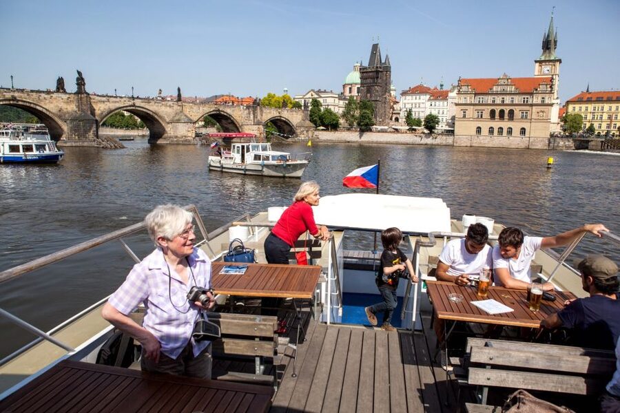 Prague Cruise: 1-Hour on the River Vltava - Landmark views from the river: Charles Bridge and Prague Castle