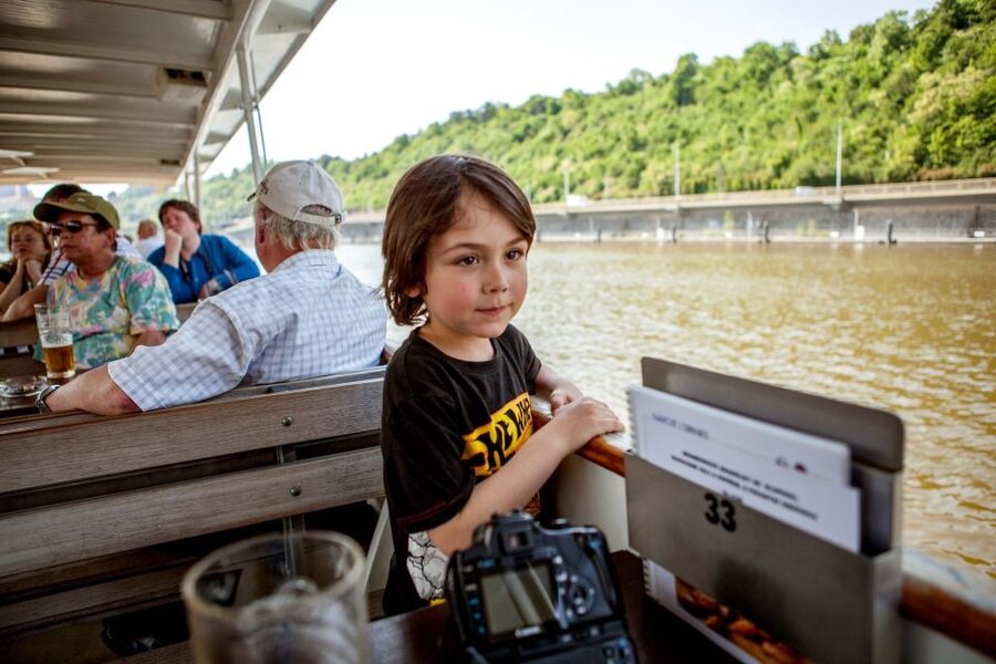Prague Cruise: 1-Hour on the River Vltava - Audio guide in 4 languages: learn without slowing down