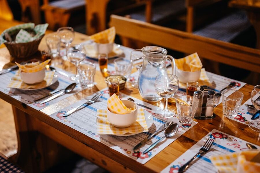 Prague: Dinner with Folk Show and Open Bar - English hosting and the mute-dance advantage