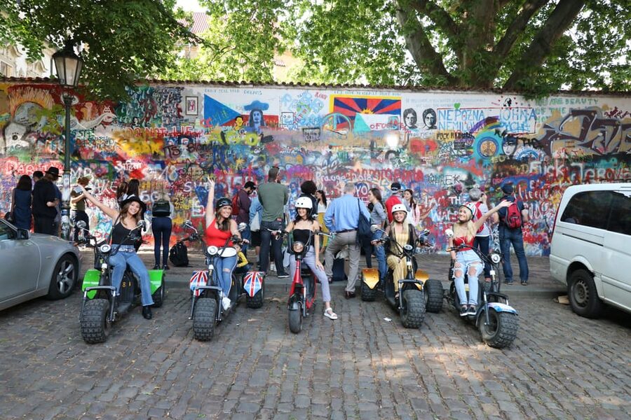 Prague: Electric Trike Viewpoints Tour - Josefov in motion: Jewish cemetery and the Old-New Synagogue