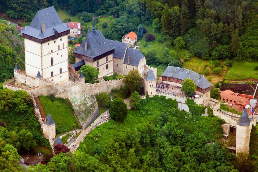 Prague: Fairytale Karlstejn Castle in Retro-Style Car - Lunch at a local Czech restaurant, a break that keeps the story going