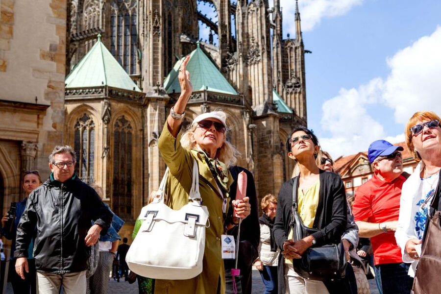 Prague: Full-Day Sightseeing Tour with Cruise and Lunch - Charles Bridge, Lesser Town, and the Valdštejn Garden pause