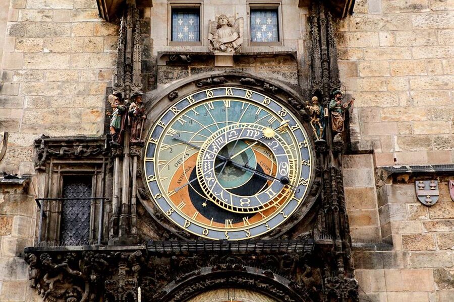 Prague: Full-Day Sightseeing Tour with Cruise and Lunch - Prague Castle and Saint Vitus Cathedral, with rampart views that matter