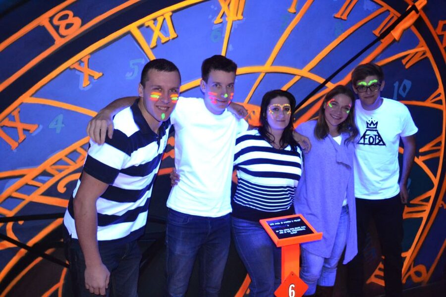 Prague: Glow Golf Mini Golf Game by UV Light - Timing and Lines: How to Avoid the 18th-Hole Wait