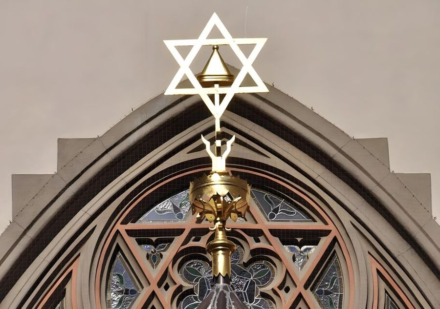 Prague: Guided Tour inside the Jewish Cemetery & Synagogues - Meeting at Old Town Square: get oriented fast