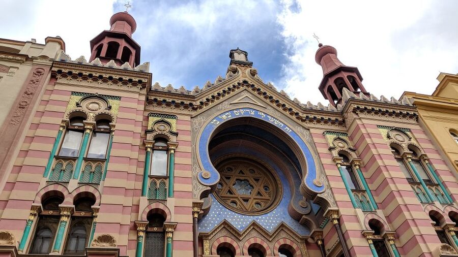 Prague: Guided Walking Tour of Prague's Jewish Quarter - The practical way to do it: meeting point, shoes, pace