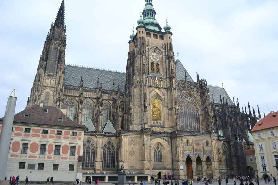 Prague: Historic City Center Bus Tour with Top Sights - Getting Oriented at Parizska 1 and the Yellow Kiosk Check-In
