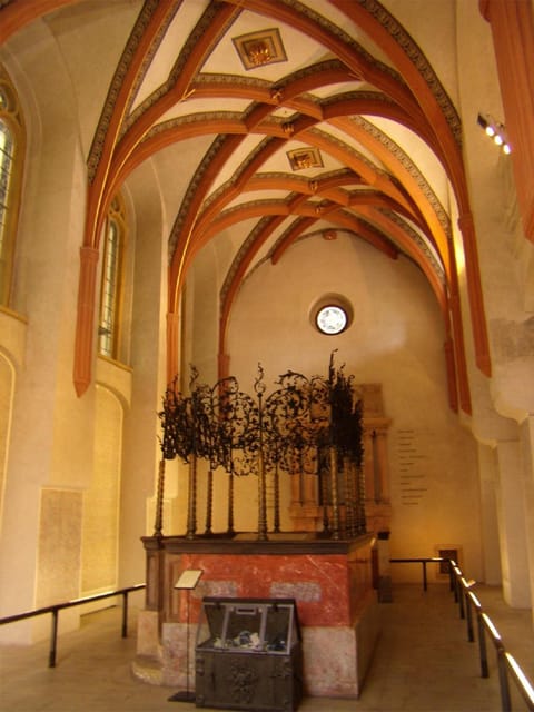 Prague: Jewish Quarter and Museum Guided Tour - Maisel and Pinkas: connecting exhibits to daily life