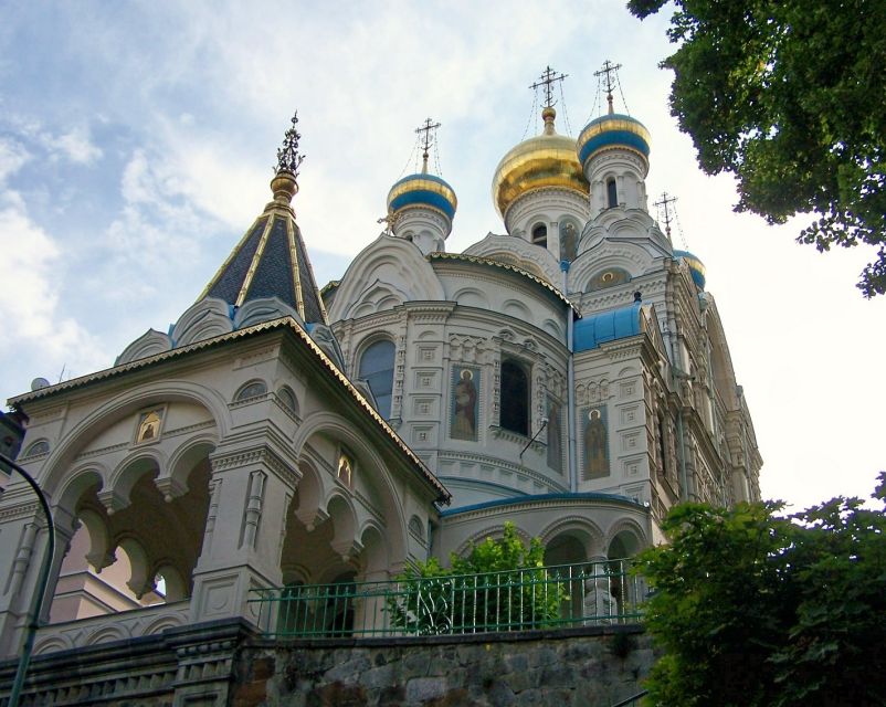 Prague: Karlovy Vary Day Trip with Watchtower and Funicular - The guided walk in Karlovy Vary center: Vřídlo Sprudel and the spa story