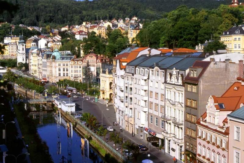 Prague: Karlovy Vary Tour with Lunch and Moser Museum Visit - Moser Museum and the glass shop stop: what the 45 minutes is really for