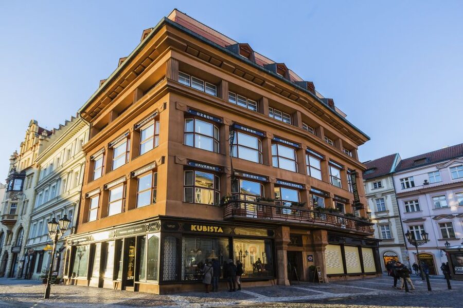 Prague: Old Town and Jewish Quarter 2-Hour Walking Tour - Old Town Square, Where the Walk Starts to Make Sense
