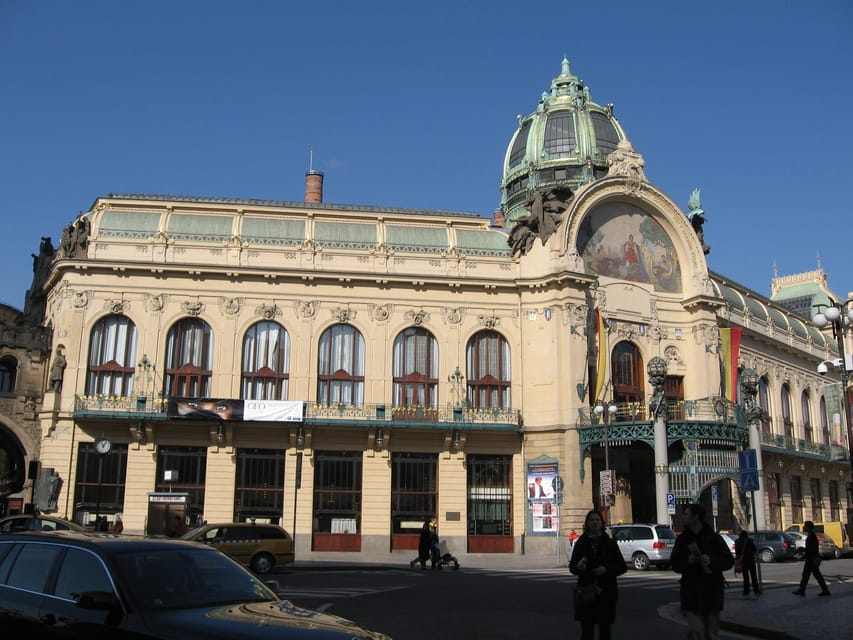 Prague: Old Town and Jewish Quarter Guided Walking Tour - Entering Josefov: the Jewish Quarter story stays serious, even when the streets are calm