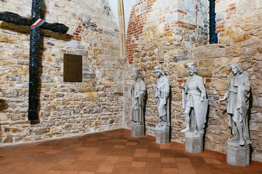 Prague: Old Town, Astronomical Clock and Underground Tour - Charles Bridge: where legends meet a practical walking orientation