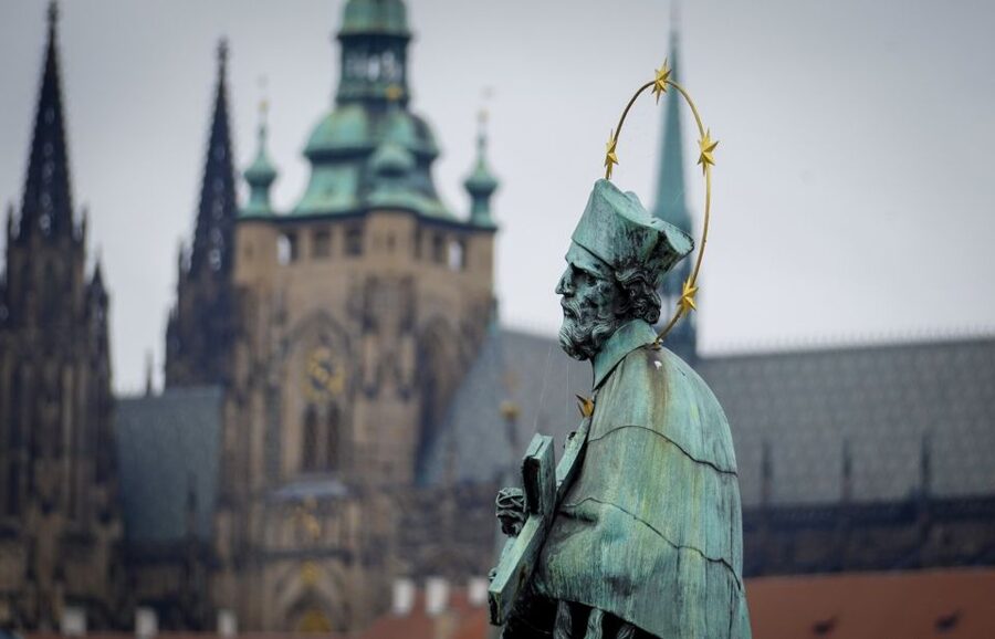 Prague: Old Town Highlights & Hidden Gems Guided Tour - Getting Started in Mala Strana, Then Crossing Toward the Bridge