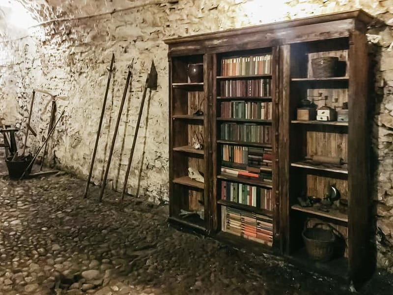 Prague: Oldtown, Medieval Underground & Dungeon History Tour - Timing, Meeting Point, and How to Start Without Stress