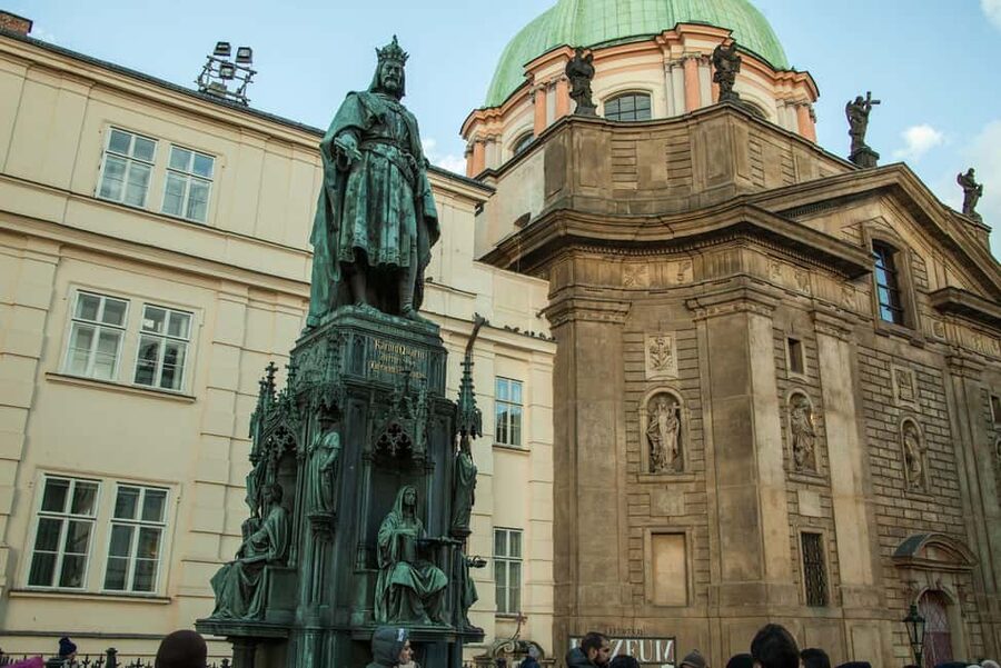 Prague: Prague Castle & Charles Bridge – guided tour in German - Key things I’d plan around