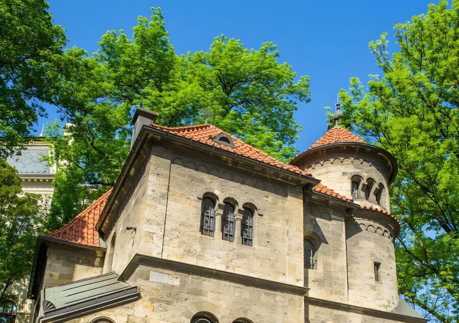 Prague: Prague Synagogues & the Jewish Cemetery Guided Tour - Old Jewish Cemetery and funeral customs: why the tombstones feel different