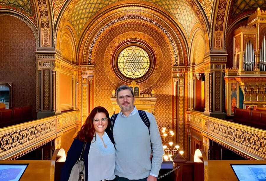 Prague: Prague Synagogues & the Jewish Cemetery Guided Tour - Starting at Old Town Square, and finding your guide fast