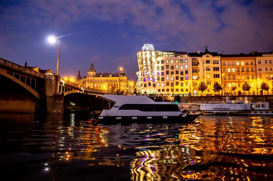 Prague: Private River Cruise with Unlimited Beer or Prosecco - Where the cruise feels like a party, and where it stays relaxed