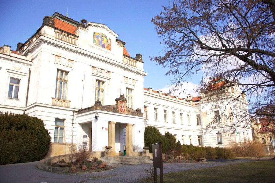 Prague: Psychiatric Hospital and Abandoned Cemetery Tour - The Abandoned Cemetery Promenade: When the Place Does the Scary Work