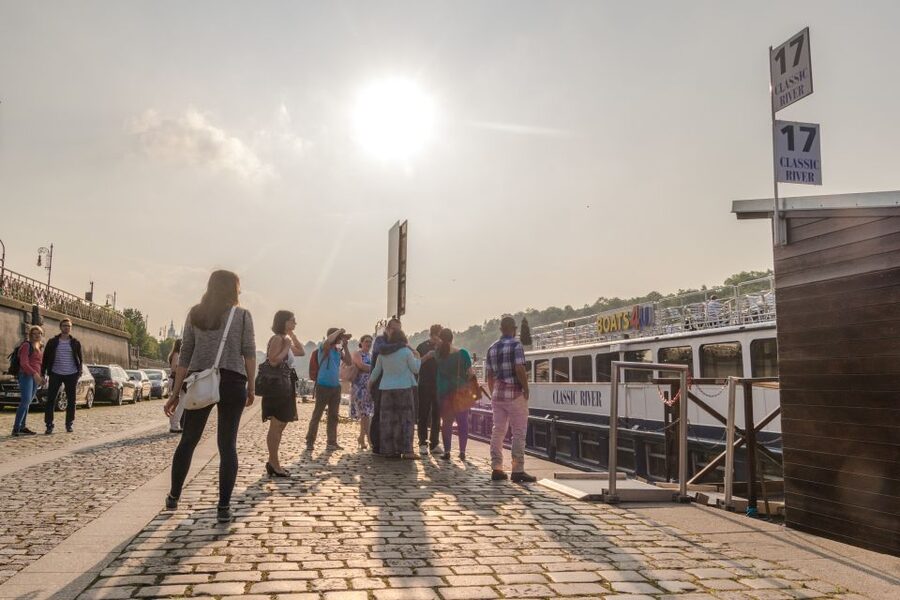 Prague: Sightseeing Boat Cruise with Buffet Dinner - Deck Choice, Weather Strategy, and Comfort Tips