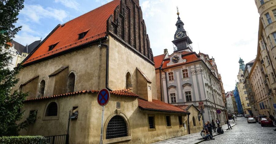 Prague: Synagogues and Jewish Quarter Private Walking Tour - The Old-New Synagogue stop: an extra layer you should not skip