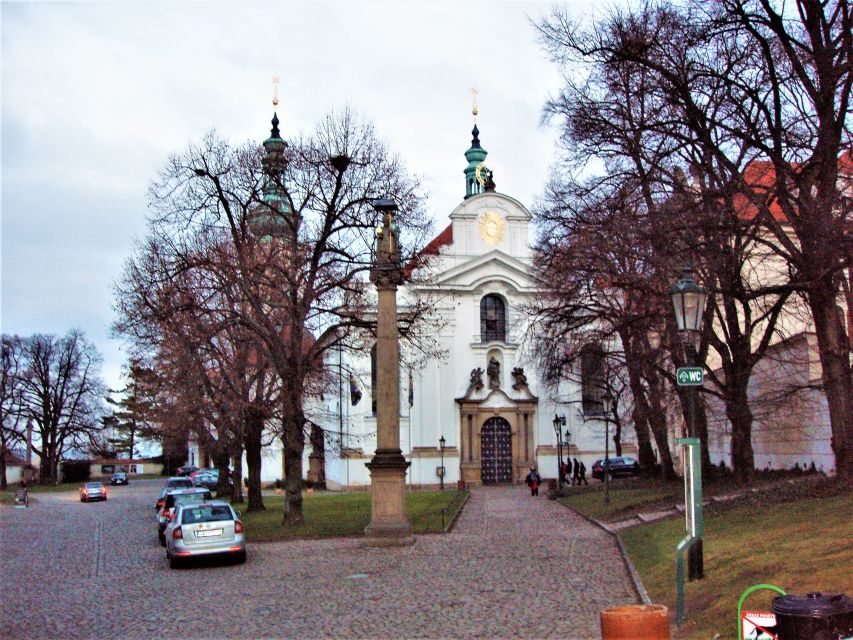 Prague: Tailored Sightseeing Tour in French - Meeting your guide in central Prague, with real options