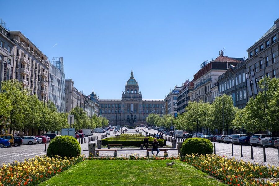 Prague Tour in Spanish - World wars, communism, and the Velvet Revolution: why Prague’s modern identity has weight