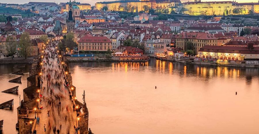 Prague : Visite insolite avec un guide journaliste français - House of the Black Madonna and Municipal House: The Stops That Feel Like Real Prague