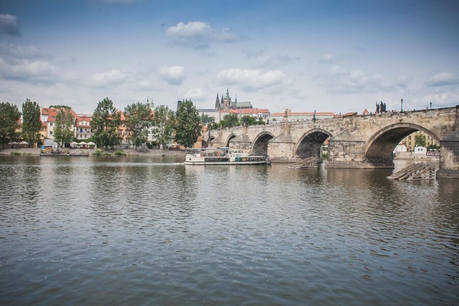 Prague: Vltava River Evening Dinner Cruise - Prague Castle and Lesser Town Views: What the River Adds