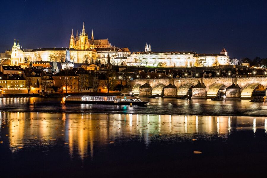 Prague: Vltava River Night Cruise with Buffet - The Buffet Dinner: What You Really Get on the Deluxe Spread