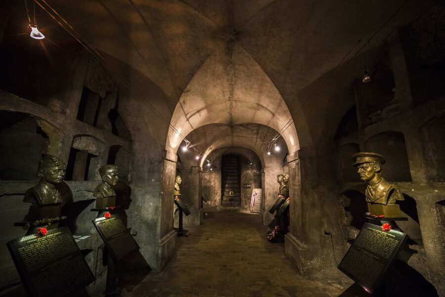 Prague: World War 2 and Operation Anthropoid Walking Tour - Petschek Palace area: the story behind the stone