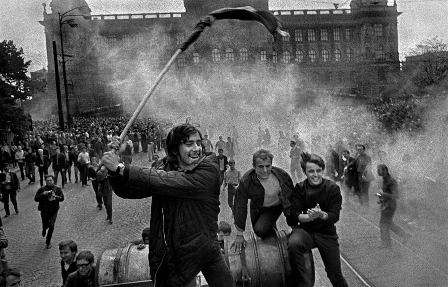 Prague: World War II and Communist History Tour - Meeting at Týnská 639/4, then keeping a tight 150 minute pace