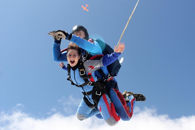 Tandem Skydiving Adventure in Prague - The 10-minute briefing: what you do, what your pilot does