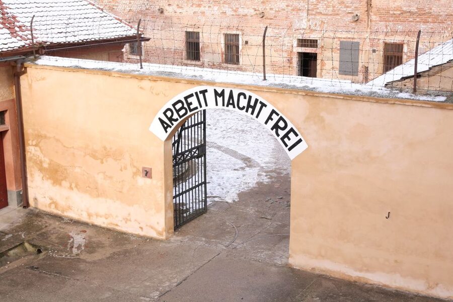 Terezin Memorial: Entry Ticket Combo w. Guided Walking Tour - Walking Between Sites: Getting the 1 km Transfer Right