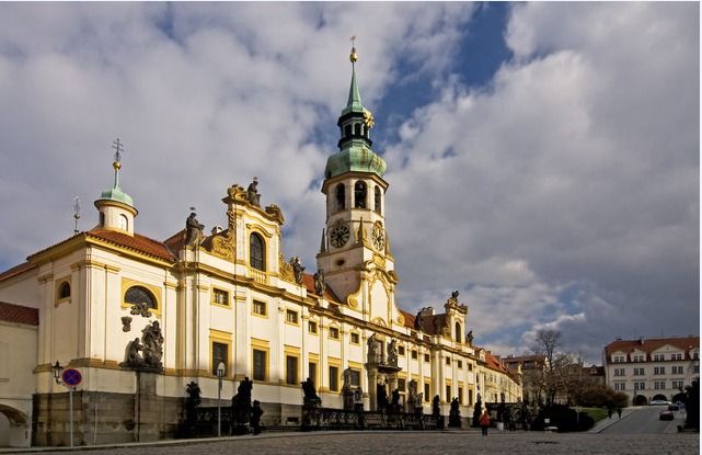 The essentials of Prague - Malá Strana: switching from crowds to character