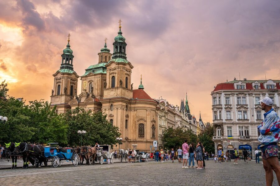 The Royal road, walking tour in french - Old Town stops: Týn Yard, Ungelt, and Old Town Square’s magnet power