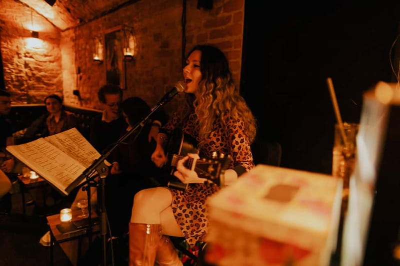 Wednesday Night Live Music with Cocktails - Wednesday night timing: how the show flows from check-in to music at 10:30pm